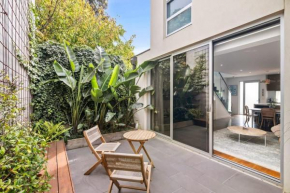 Whitewash Beachfront Apartment on The Esplanade Torquay